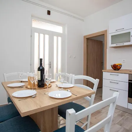 2 Bedroom Awesome In Appartement Rabac
