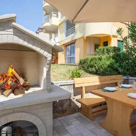 2 Bedroom Awesome In Apartmán Rabac